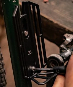 Cage De Bikepacking Sur Fourche Ou Tube De Cadre Cargo Cage Apidura -VTT Boutique apidura cargo cage 4