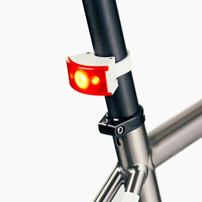 Eclairage Vélo Led Rechargeable Arrière 37 Lumens Curve Bookman 3 Eclairage Vélo Led Rechargeable Arrière 37 Lumens Curve Bookman – Image 3