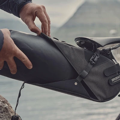 Sacoche De Selle Vélo Brooks étanche Pour Bikepacking 8L Scape 4 Sacoche De Selle Vélo Brooks étanche Pour Bikepacking 8L Scape – Image 4