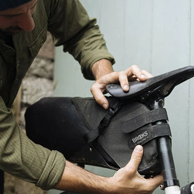 Sacoche De Selle Vélo Brooks étanche Pour Bikepacking 8L Scape 5 Sacoche De Selle Vélo Brooks étanche Pour Bikepacking 8L Scape – Image 5